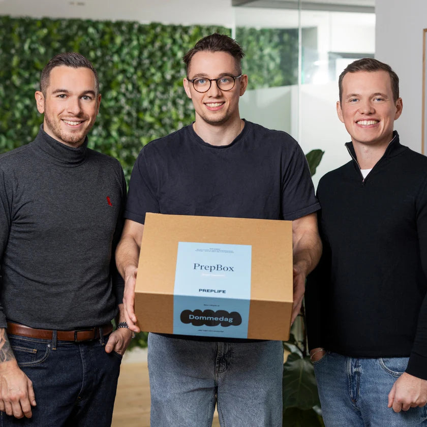 Tre personer fra Preplife står sammen og holder en PrepBox beredskabskasse.