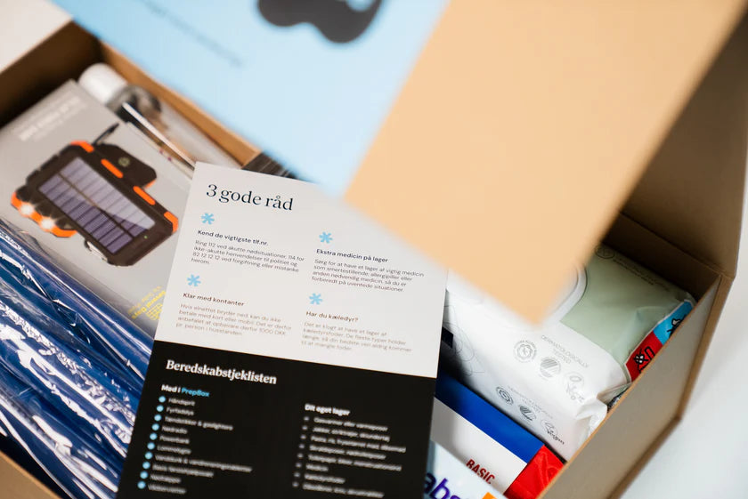"Åben PrepBox med beredskabsudstyr og informationskort med gode råd og tjekliste til nødsituationer.